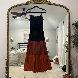 This dress is AMAZING! Size small